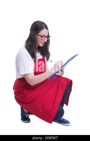 Junge Store Mitarbeiter zählen die Produkte auf dem Regal im SB-Warenhaus. Stockfoto