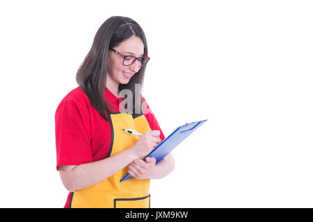 Junge weibliche Mitarbeiter Bestandsaufnahme im Store auf weißem Hintergrund Stockfoto