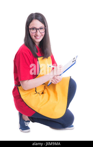 Lächelnden jungen Supermarkt Verkäufer zählen die Produkte auf weißem Hintergrund Stockfoto