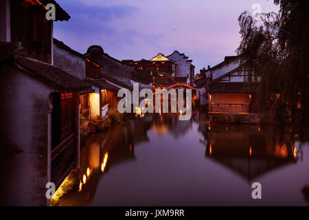 Nachtansicht von Wuzhen, Provinz Zhejiang, China Stockfoto