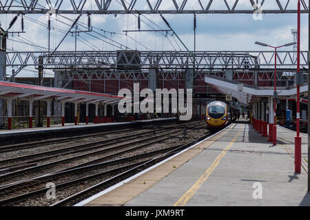 Virgin Rail Pendolino Einheit verlassen Crewe für den Norden Stockfoto