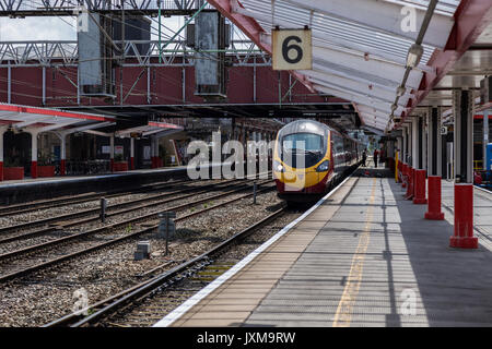 Virgin Rail Pendolino Einheit verlassen Crewe für den Norden Stockfoto