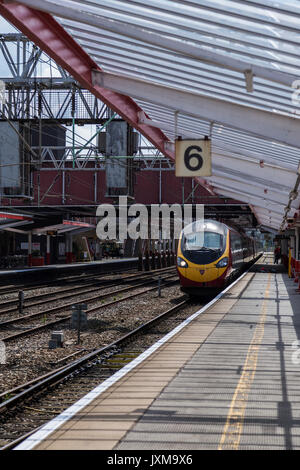 Virgin Rail Pendolino Einheit verlassen Crewe für den Norden Stockfoto