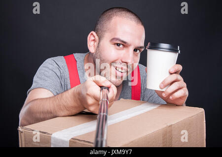 Mover guy Holding Kaffeetasse nehmen selfie mit Stick auf schwarzem Hintergrund Stockfoto