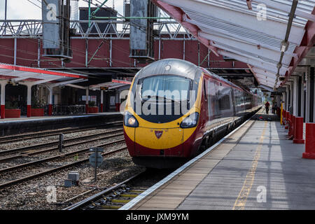 Virgin Rail Pendolino Einheit verlassen Crewe für den Norden Stockfoto