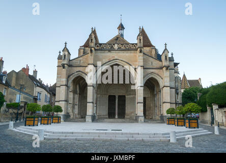 Blick auf die Basilika Notre Dame - Beaune, Frankreich Stockfoto