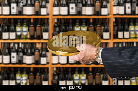 Mit bitcoin für Flaschen Wein in Store Stockfoto