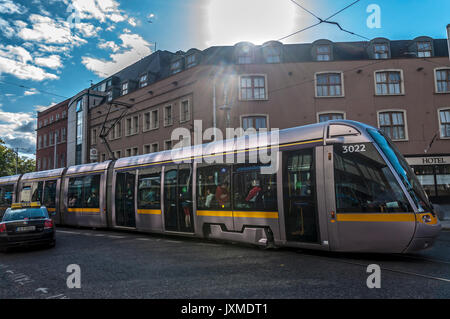 Eine Straßenbahn Luas ist in Irlands Hauptstadt Dublin gesehen Stockfoto