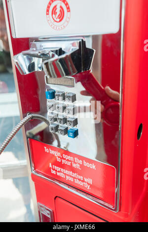 Die 'Ring Ihr Rep" Telefonzelle befindet sich am Standard High Line Hotel im Meatpacking District in New York am Dienstag, 8. August 2017 gesehen. Der Aktivist stand enthält ein Telefon, das Sie über eine direkte Linie zu dem US Capitol Telefonzentrale anschließen. Mit einem 'Telefonbuch' von Anweisungen und ein Skript Passant, hotel Guest und solchen, die spezifische Probleme mit der gewählten Vertreter können Sie Stimme ihre Meinungen und ausgestattet. 'Ring Sie rRep' erstellt wurde Aktivismus zu fördern. (© Richard B. Levine) Stockfoto