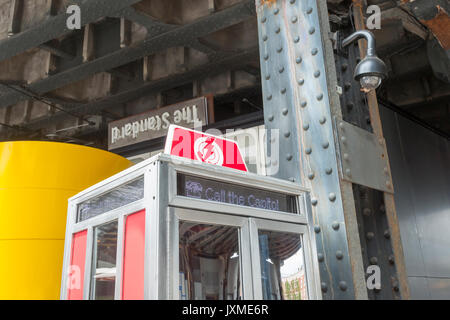 Die 'Ring Ihr Rep" Telefonzelle befindet sich am Standard High Line Hotel im Meatpacking District in New York am Dienstag, 8. August 2017 gesehen. Der Aktivist stand enthält ein Telefon, das Sie über eine direkte Linie zu dem US Capitol Telefonzentrale anschließen. Mit einem 'Telefonbuch' von Anweisungen und ein Skript Passant, hotel Guest und solchen, die spezifische Probleme mit der gewählten Vertreter können Sie Stimme ihre Meinungen und ausgestattet. 'Ring Sie rRep' erstellt wurde Aktivismus zu fördern. (© Richard B. Levine) Stockfoto