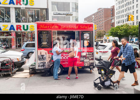 The Harlem Meeresfrüchte Soul food Warenkorb auf 125-Straße in Harlem in New York am Sonntag, 6. August 2017. (© Richard B. Levine) Stockfoto