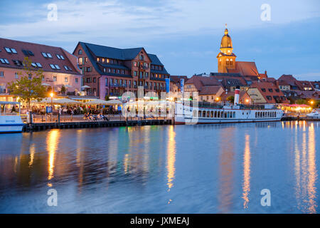 Hafen mit der Stadt hinter, Nordvorpommern, Mecklenburg-Vorpommern, Deutschland Stockfoto