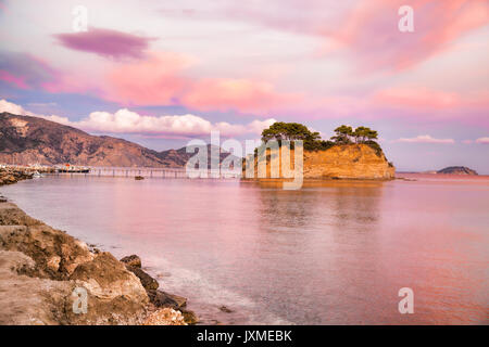 Sonnenuntergang über der Brücke zur Insel Agios Sostis auf Zakynthos in Griechenland Stockfoto