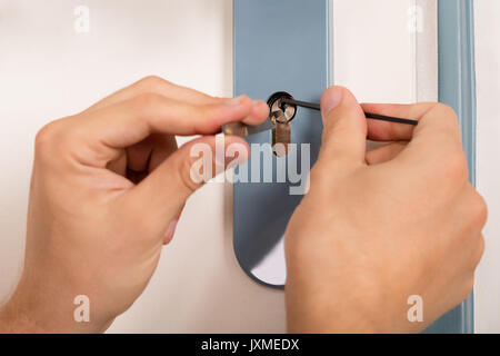 In der Nähe von lockpicker Hand Öffnen der Tür verriegeln Stockfoto