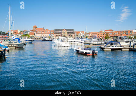 Hafen mit der Stadt hinter, Nordvorpommern, Mecklenburg-Vorpommern, Deutschland Stockfoto