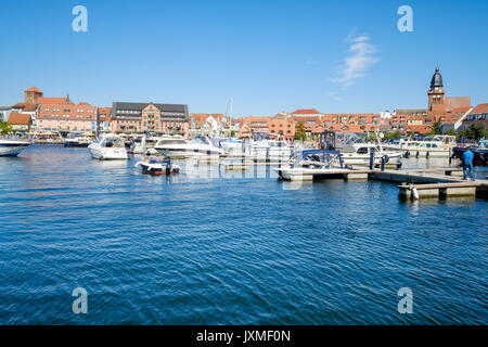 Hafen mit der Stadt hinter, Nordvorpommern, Mecklenburg-Vorpommern, Deutschland Stockfoto