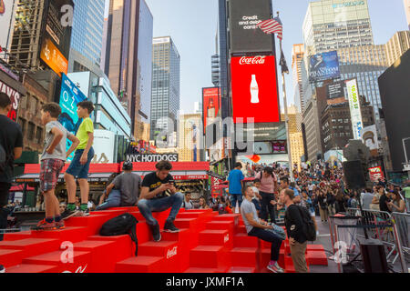 Scharen von Touristen posieren für selfies am Times Square in New York auf die Enthüllung der neuesten Iteration der digitalen Coca-Cola-Schild am Dienstag, 8. August 2017. Koks eine gestaffelte Anordnung in Essen Duffy Square, kostenlose Flaschen Cola und setzte sich zurück als Touristen veröffentlicht Fotos von sich selbst mit dem neuen Schild hinter Ihnen auf Social Media. Das neue Display verfügt über 1,5 Mio. Pixel und kann eine scheinbar unendliche Menge von Anzeigeoptionen" zu öffnen. Coca-Cola berichtete vor kurzem mit dem erzielten Ergebnis im zweiten Quartal die Erwartungen der Analysten schlagen. (© Richard B. Levine) Stockfoto