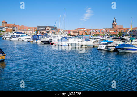 Hafen mit der Stadt hinter, Nordvorpommern, Mecklenburg-Vorpommern, Deutschland Stockfoto