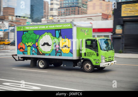 Ein peapod Lkw die Lieferungen in New York am Sonntag, 13 August, 2017. Peapod ist eine Tochtergesellschaft von Ahold Delhaize, einem internationalen Lebensmitteleinzelhandel in den Niederlanden. Das Unternehmen betreibt 22 Marken in 11 Ländern einschließlich Stop & Shop in den USA (© Richard B. Levine) Stockfoto