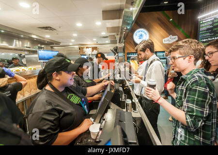 Scharen von Hungernden burger Liebhaber und durstigen Biertrinkern in Scharen in die Shake Shack in der Penn Station in New York am Montag, 14. August 2017 Für die Happy Hour Debüt party von Blue's Point Brauerei Rufumleitung' Bier. Als Reaktion auf die 'Summer der Hölle', die Long Island Railroad Passagiere wegen Wartung track Arbeit Blue Point Brauerei werden erstellt ihre Rufumleitung "Pilsner Bier mit der Grafik auf dem kann ein Riff auf der LIRR Abfahrtstafeln. Die ersten 100 Kunden erhalten einen kostenlosen Burger mit dem Kauf einer Rufumleitung". (© Richard B. Levine) Stockfoto