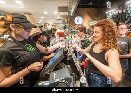 Scharen von Hungernden burger Liebhaber und durstigen Biertrinkern in Scharen in die Shake Shack in der Penn Station in New York am Montag, 14. August 2017 Für die Happy Hour Debüt party von Blue's Point Brauerei Rufumleitung' Bier. Als Reaktion auf die 'Summer der Hölle', die Long Island Railroad Passagiere wegen Wartung track Arbeit Blue Point Brauerei werden erstellt ihre Rufumleitung "Pilsner Bier mit der Grafik auf dem kann ein Riff auf der LIRR Abfahrtstafeln. Die ersten 100 Kunden erhalten einen kostenlosen Burger mit dem Kauf einer Rufumleitung". (© Richard B. Levine) Stockfoto