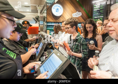 Scharen von Hungernden burger Liebhaber und durstigen Biertrinkern in Scharen in die Shake Shack in der Penn Station in New York am Montag, 14. August 2017 Für die Happy Hour Debüt party von Blue's Point Brauerei Rufumleitung' Bier. Als Reaktion auf die 'Summer der Hölle', die Long Island Railroad Passagiere wegen Wartung track Arbeit Blue Point Brauerei werden erstellt ihre Rufumleitung "Pilsner Bier mit der Grafik auf dem kann ein Riff auf der LIRR Abfahrtstafeln. Die ersten 100 Kunden erhalten einen kostenlosen Burger mit dem Kauf einer Rufumleitung". (© Richard B. Levine) Stockfoto