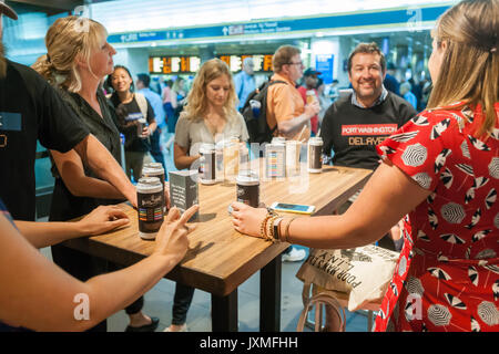 Scharen von Hungernden burger Liebhaber und durstigen Biertrinkern in Scharen in die Shake Shack in der Penn Station in New York am Montag, 14. August 2017 Für die Happy Hour Debüt party von Blue's Point Brauerei Rufumleitung' Bier. Als Reaktion auf die 'Summer der Hölle', die Long Island Railroad Passagiere wegen Wartung track Arbeit Blue Point Brauerei werden erstellt ihre Rufumleitung "Pilsner Bier mit der Grafik auf dem kann ein Riff auf der LIRR Abfahrtstafeln. Die ersten 100 Kunden erhalten einen kostenlosen Burger mit dem Kauf einer Rufumleitung". (© Richard B. Levine) Stockfoto