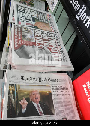 New York Zeitungen am Mittwoch, 16. August 2017 Bericht über die Pressekonferenz des vorherigen Tages, wo Präsident Donald Trump Aussagen die alt-Rechten, Neonazis und White supremacists im Nahkampf in Charlottesville, Virginia unterstützt. (© Richard B. Levine) Stockfoto