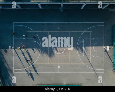 Ansicht von oben von Freunden auf Basketball spielen Basketball Spiel Stockfoto