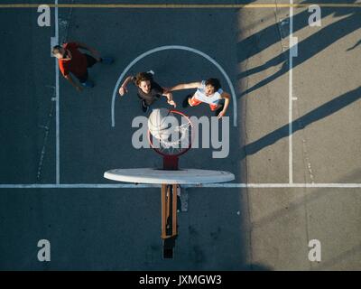 Ansicht von oben von Freunden auf Basketball spielen Basketball Spiel Stockfoto