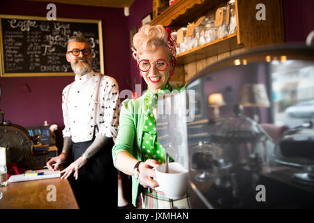 Schrullige vintage Paar arbeiten hinter Zähler in Tea Rooms Stockfoto