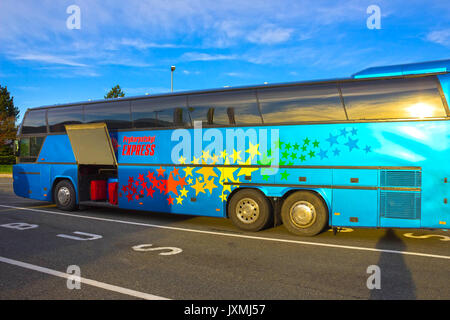 Boryspil Ukraine - Mai 1, 2017: Blue Bus am internationalen Flughafen Boryspil Stockfoto