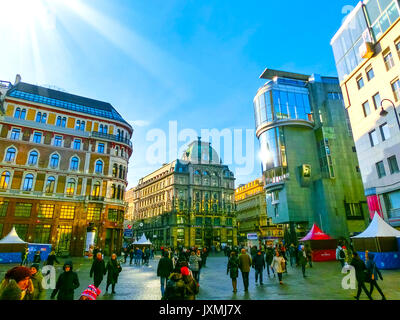 Menschen gehen auf Stock-im-Eisen-Platz in der Nähe der Uhr in Wien, Österreich Stockfoto