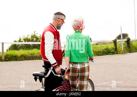 Skurrile paar Sightseeing auf tandem Fahrrad, Bournemouth, England Stockfoto