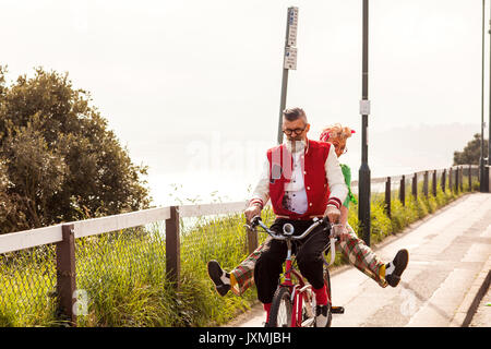 Skurrile paar Sightseeing auf tandem Fahrrad, Bournemouth, England Stockfoto