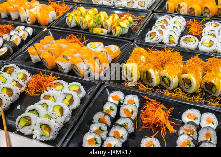 Große Auswahl an Sushi rollt mit Buffet Stockfoto