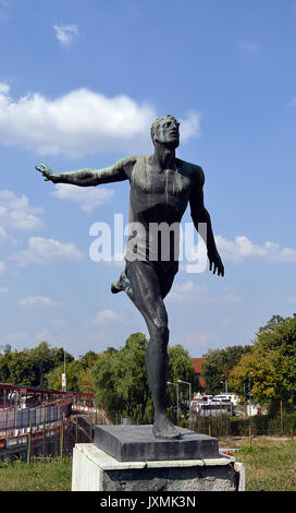 Bukarest, Rumänien - 8. August 2017: Die Statue der Runner von Boris Caragea steht vor der Dinamo Bucuresti Stadion in Stefan Cel Mare. Stockfoto