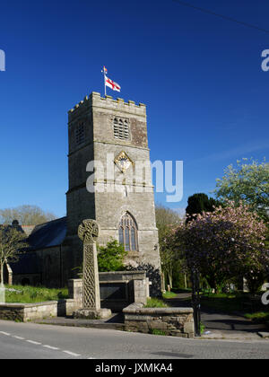 Die Kirche von St. Andrew's, Tywardreath, Cornwall. Der Turm stammt aus dem 14. Jahrhundert und der Rest des Gebäudes aus den 1880er Jahren. Es ist Flying t Stockfoto
