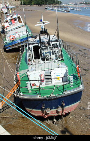 Ein Boot vertäut in Conwy Kai bei Ebbe Stockfoto