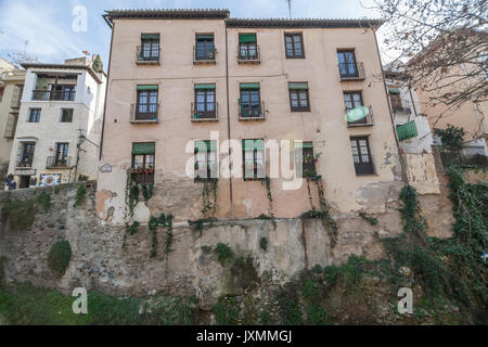 Aussicht von der Carrera del Darro von der anderen Seite an einem Sonntagabend, Granada Stockfoto