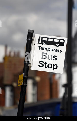 Schild für vorübergehende Bushaltestelle in Southend on Sea, Essex, Großbritannien Stockfoto