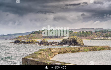 Weitere Dirnen Hafen in der Nähe der Girvan in Schottland mit Ailsa Craig in den nebligen Abstand. In South Ayrshire gelegen ist ein kleines Fischerdorf mit Stockfoto