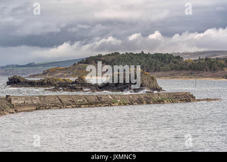 Weitere Dirnen Hafen in der Nähe der Girvan in Schottland mit Ailsa Craig in den nebligen Abstand. In South Ayrshire gelegen ist ein kleines Fischerdorf mit Stockfoto