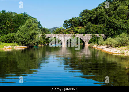 Eine alte Brücke über den Rijeka Crnojevica Fluss in Montenegro Stockfoto