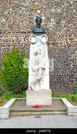 Ein Denkmal und Büste von Edith Cavell in tombland, Norwich, Norfolk, England, Vereinigtes Königreich. Stockfoto