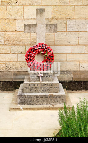 Ein Gedenkstein zu Edith Cavell in das Leben Grün an der Kathedrale von Norwich, Norfolk, England, Vereinigtes Königreich. Stockfoto