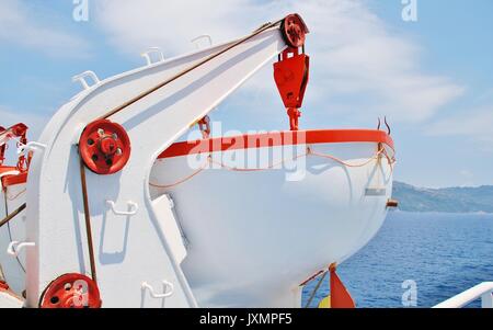 Ein rettungsboot an eine Passagierfähre zwischen den griechischen Inseln Skiathos, Alonissos. Stockfoto