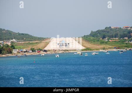 Ein Verkehrsflugzeug Taxis auf der Start- und Landebahn am Flughafen auf der griechischen Insel Skiathos am 14. Juni 2013. Es war eine der kürzesten Landebahnen in Europa. Stockfoto