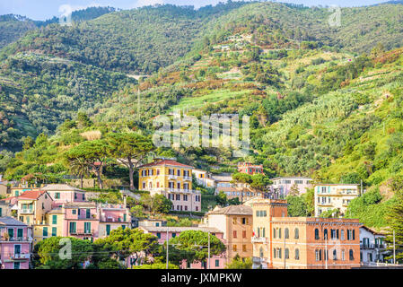 Tageslicht, Aussicht auf die Stadt Gebäude und grünen Bergen von Monterosso al Mare, Italien. Cinque Terre Stockfoto