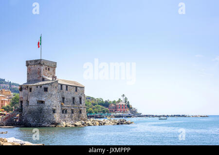 Antike altes Schloss am Meer bei Tageslicht. Rapallo, Italien Stockfoto